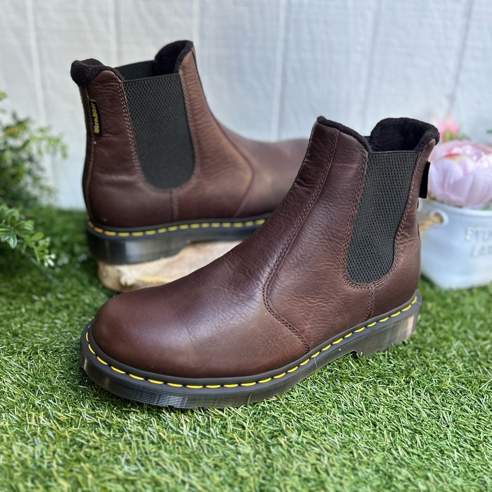 Dr martens 2976
WARMWAIR LEATHER CHELSEA
BOOTS
$180 men 10
Dark Brown — Valor Wp